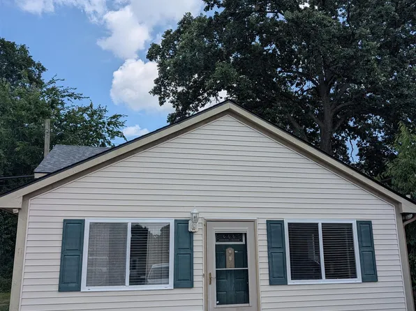 901 S Winding Dr, Waterford, MI 48328