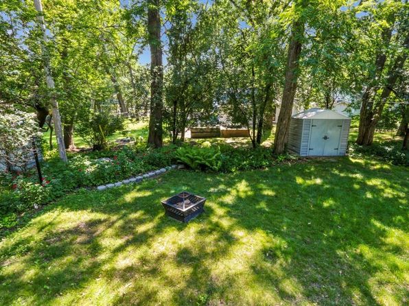 15 Geneva Ln, Fontana, WI 53125
