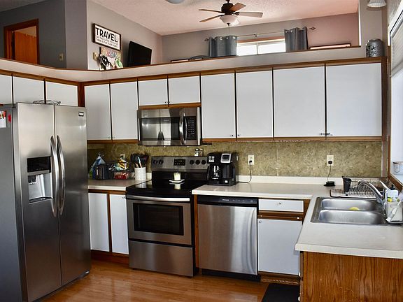 2nd image of 979 Sheyenne Park Pl