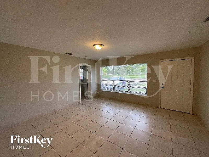 4 bed, 2.0 bath, 1300 sqft, $3,195 — Photo 3