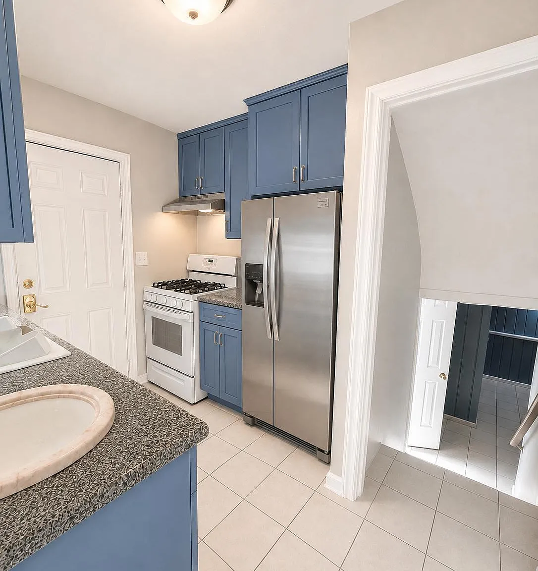 3 bed, 1.5 bath, 1093 sqft, $3,200 — Photo 2
