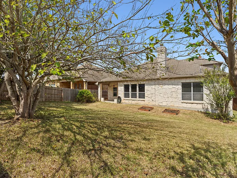 209 Canterbury Dr — Photo 37