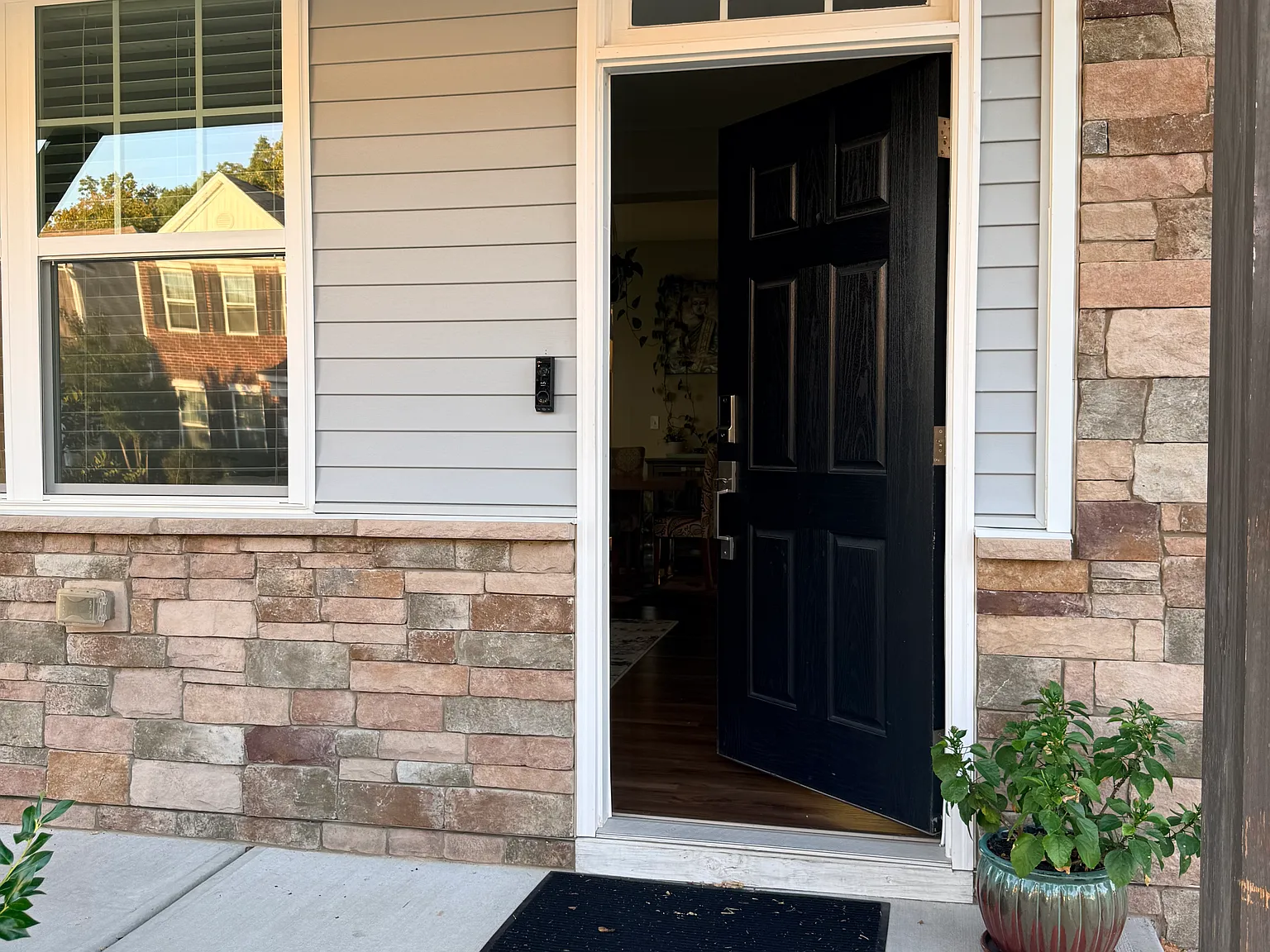 4 bed, 2400 sqft, $800 — Photo 3