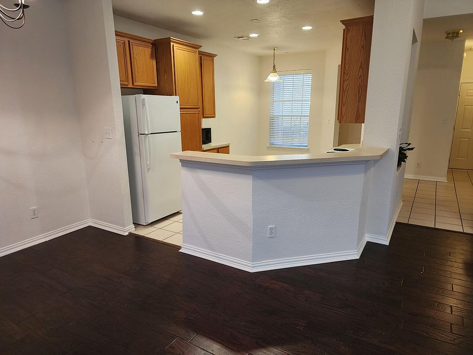 1st image of 9808 Castlewood Dr