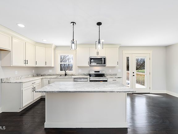 3rd image of 226 Dorothy Cir