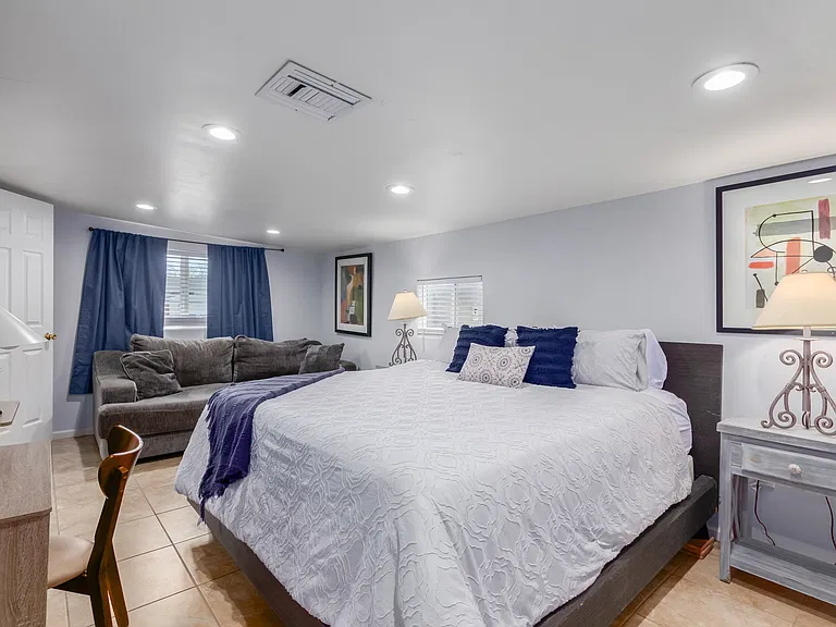 2844 E Blanche Dr — Photo 2