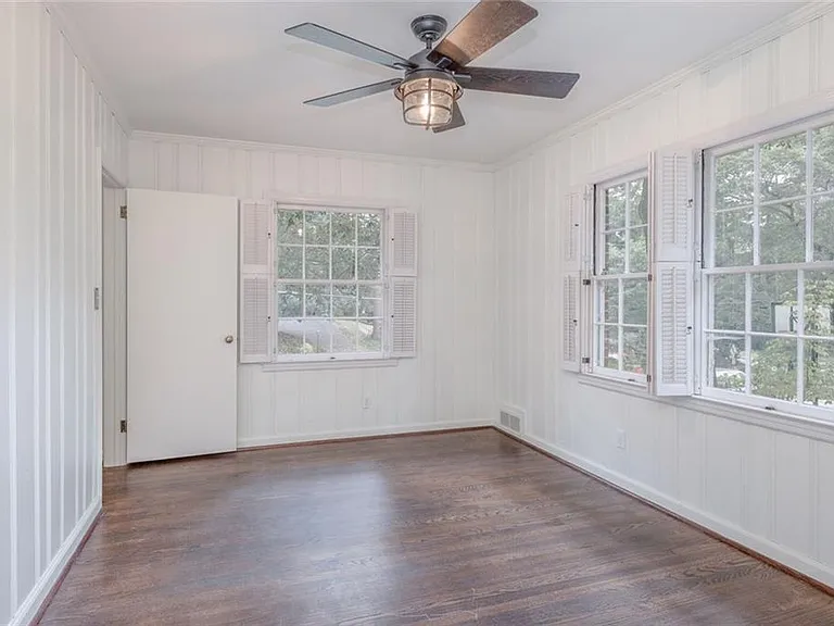 388 Lakemoore Dr NE — Photo 10