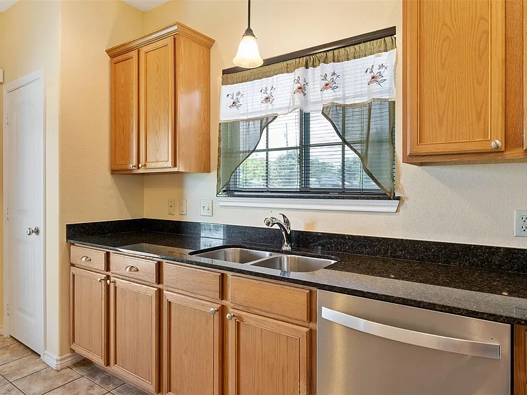 304 Port Dr — Photo 9