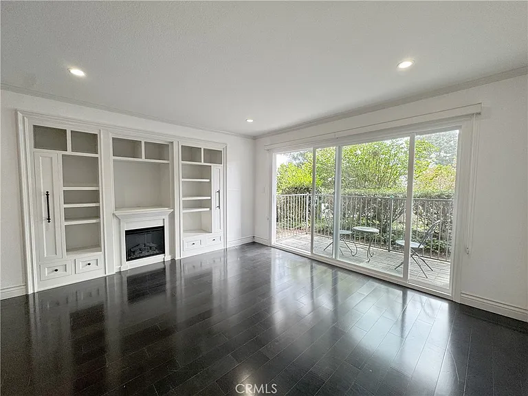 102 Scholz Plz — Photo 3