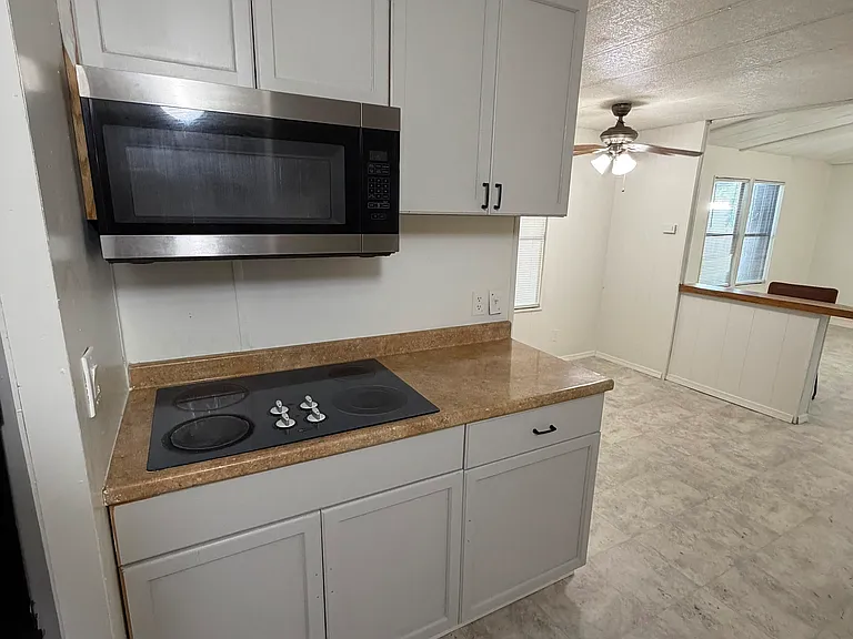 2640 Lehigh Ave — Photo 4