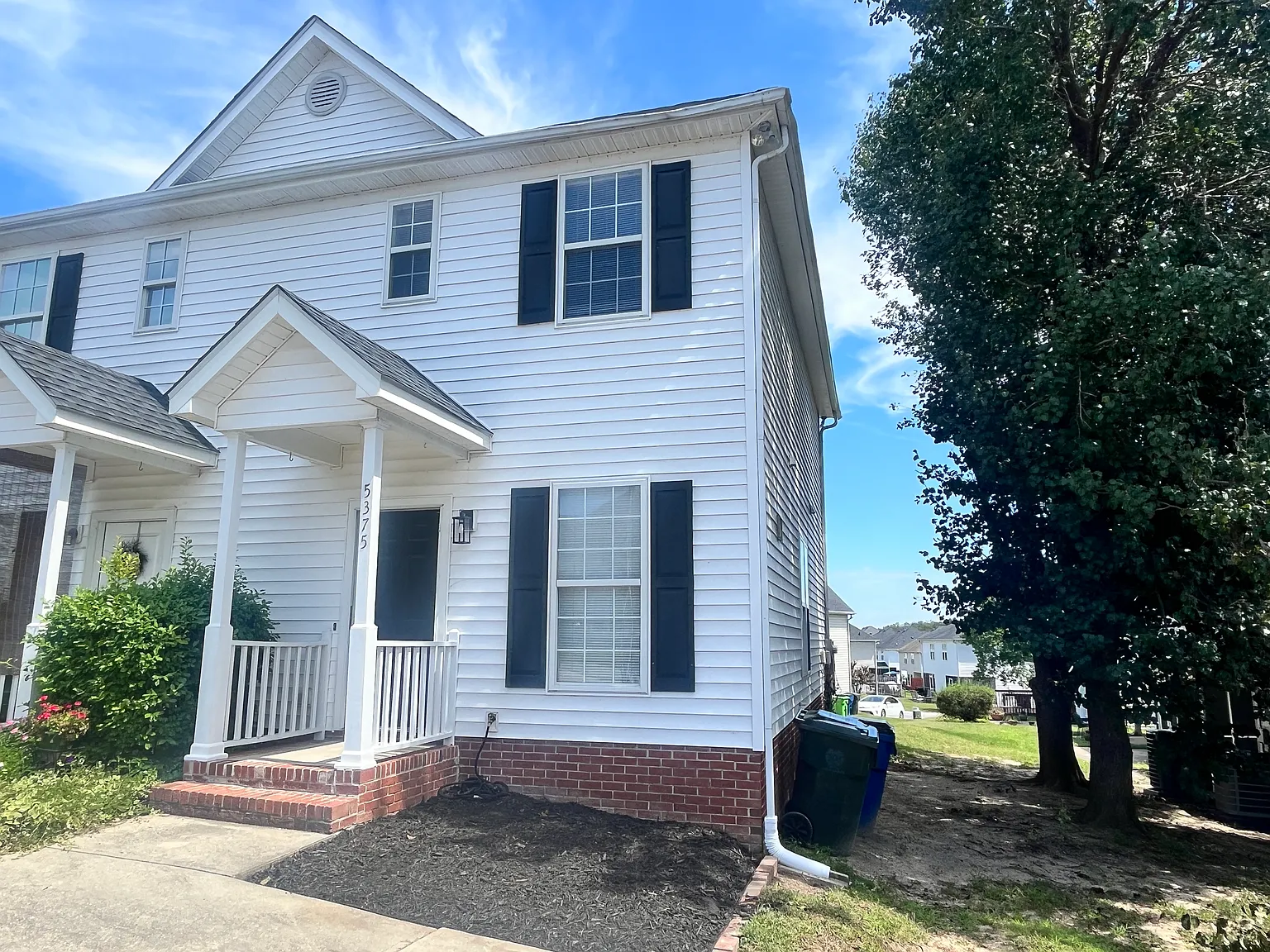 2 bed, 1.5 bath, 1089 sqft, $1,600 — Photo 1