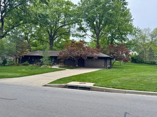8500 Cherokee Ln, Leawood, KS 66206