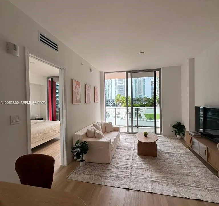 90 NE 32nd St #811
