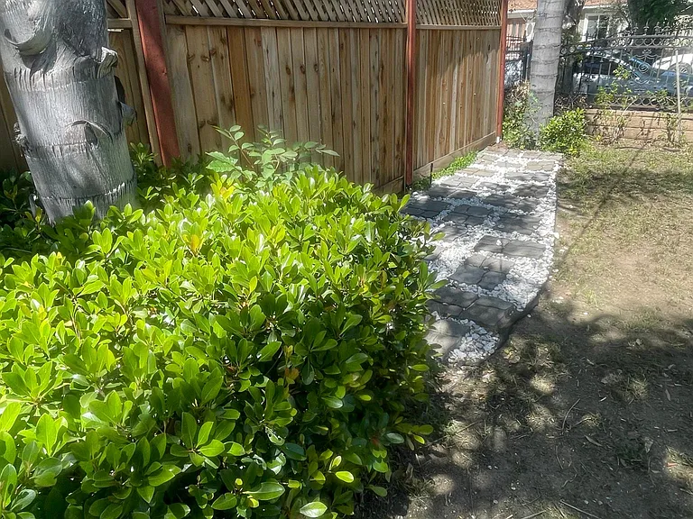 Borden Ave — Photo 19
