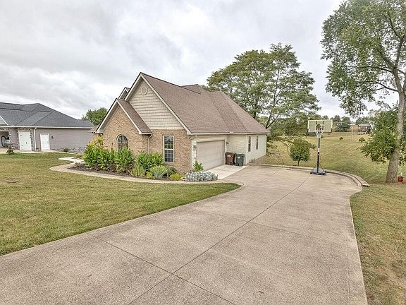 3rd image of 43 Wildwood Ln W