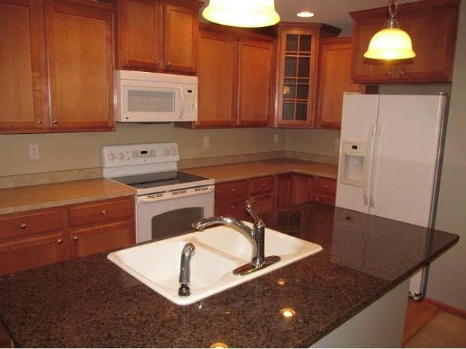 3 bed, 1830 sqft, $2,300 — Photo 2