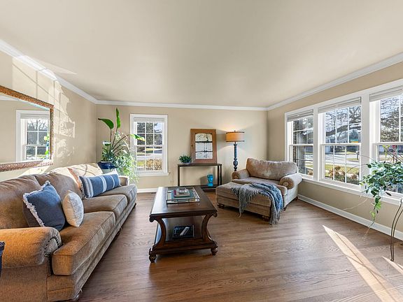 3rd image of 825 Evergreen Ave