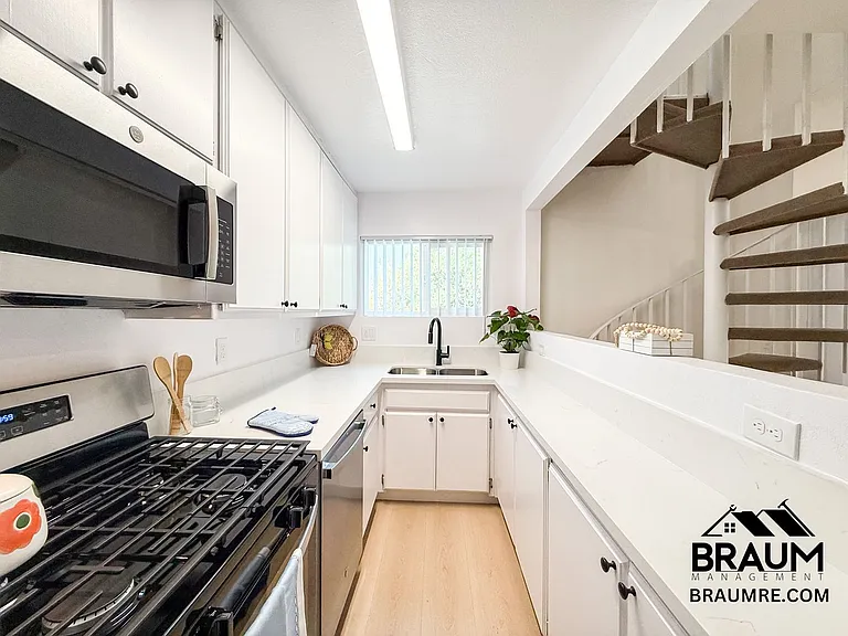 4404 Stern Ave — Photo 9