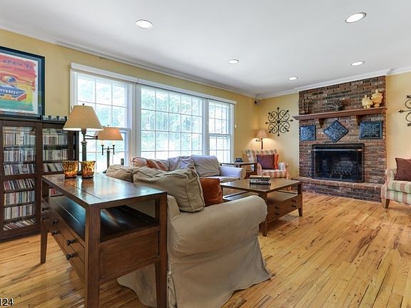 3rd image of 17 Laurel Hill Dr