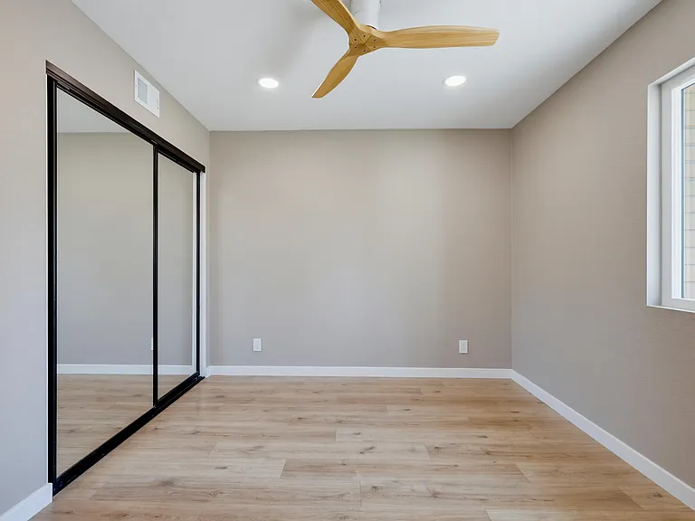 54 Sandalwood — Photo 35