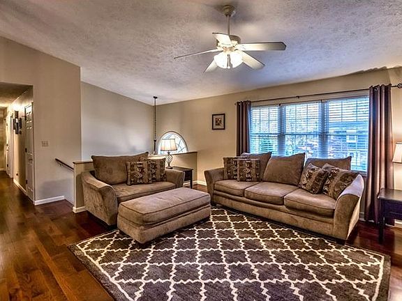 3rd image of 1215 Oakridge Dr