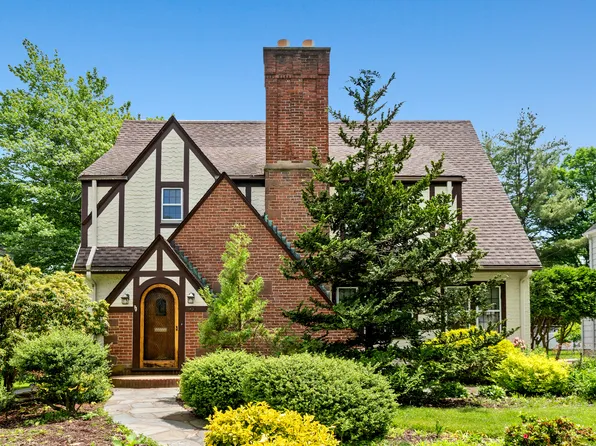 90 Newport Avenue, West Hartford, CT 06107