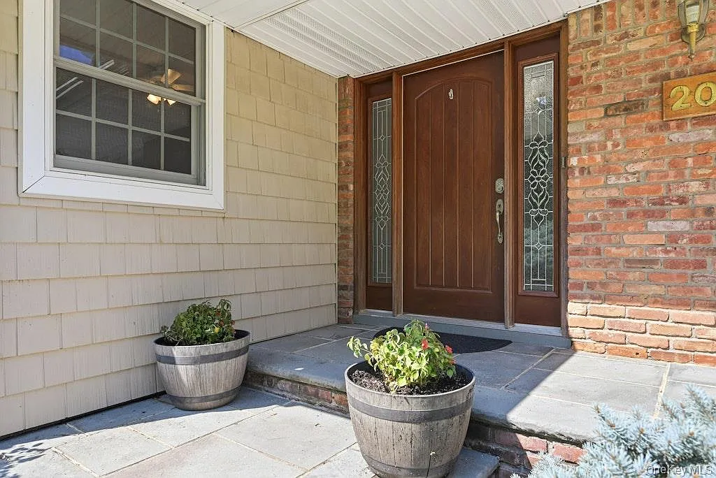 6 bed, 2.5 bath, 2700 sqft, $6,200 — Photo 4