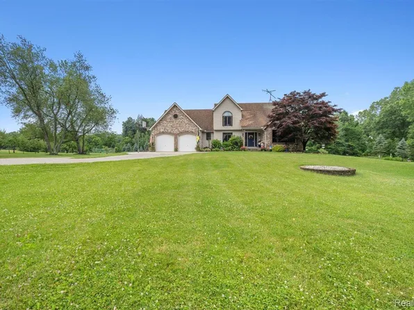 125 Olde Franklin Dr, Howell, MI 48855