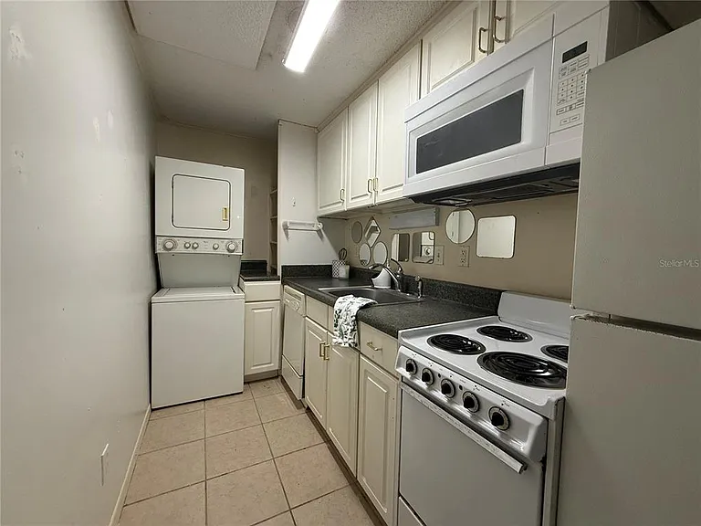 2490 SW 14th Dr #14 — Photo 5