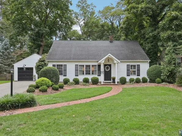 516 Sherwood Rd, Ho Ho Kus, NJ 07423