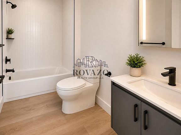4th image of 39-40 Madison St #508A