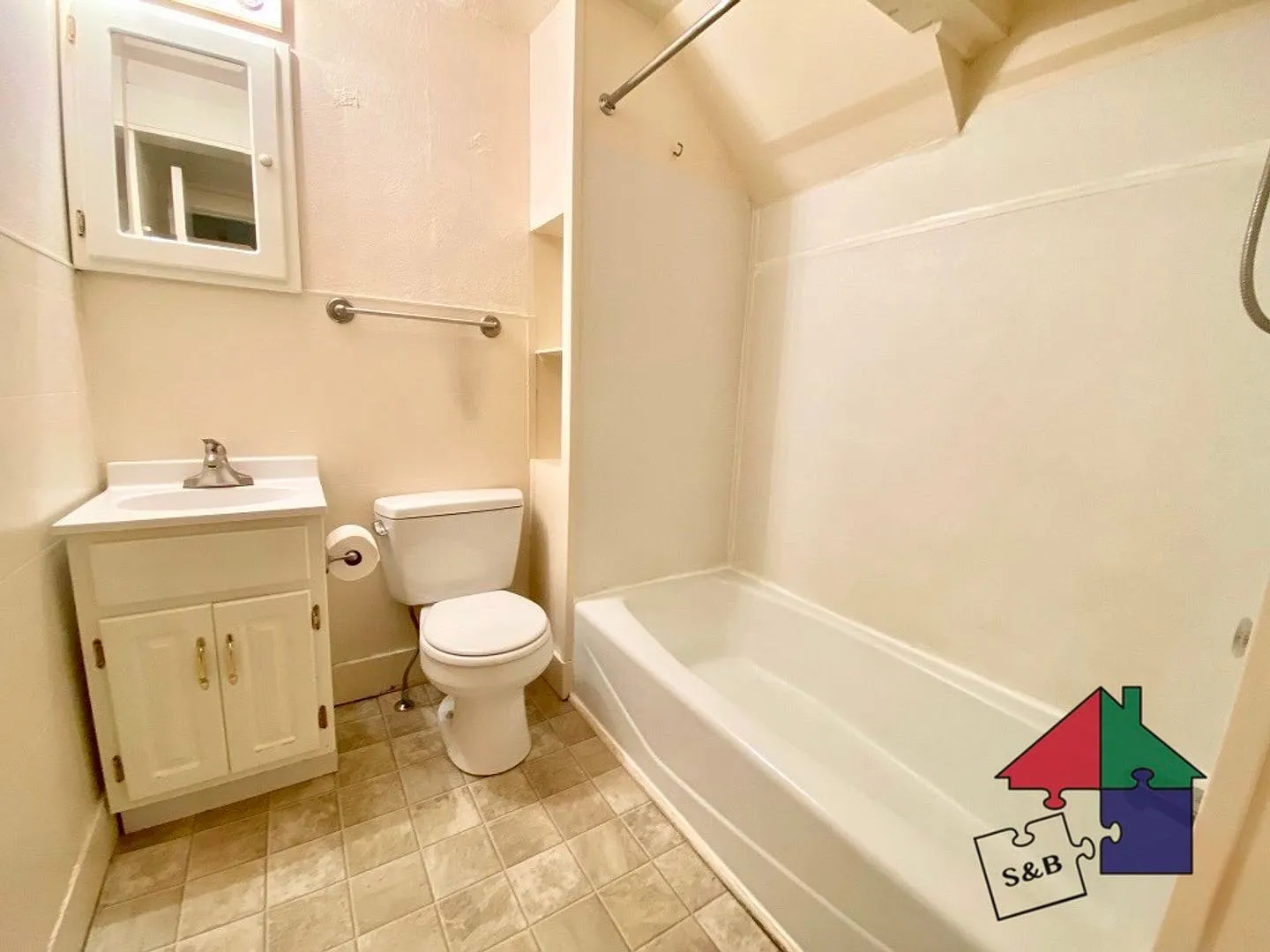 225 Elm St — Photo 3