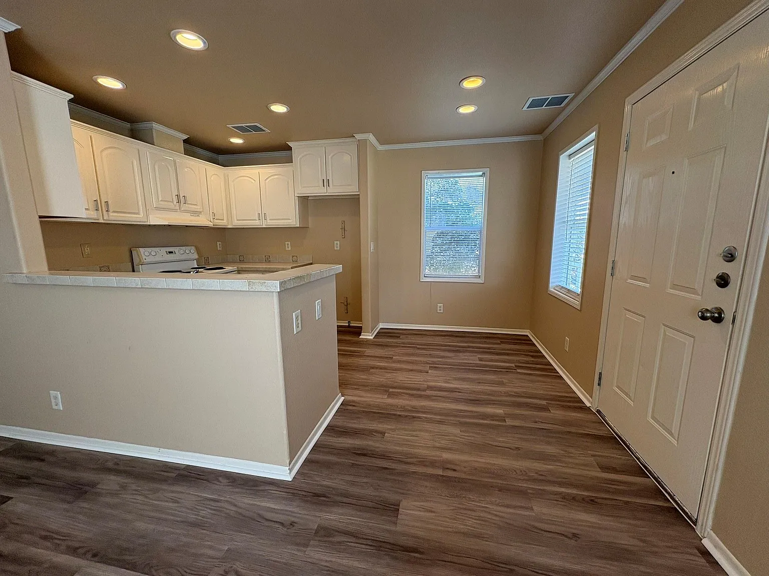 3 bed, 2.0 bath, 920 sqft, $1,500 — Photo 2