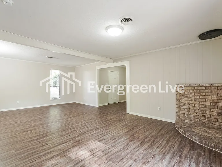 1906 Driftwood Dr — Photo 4
