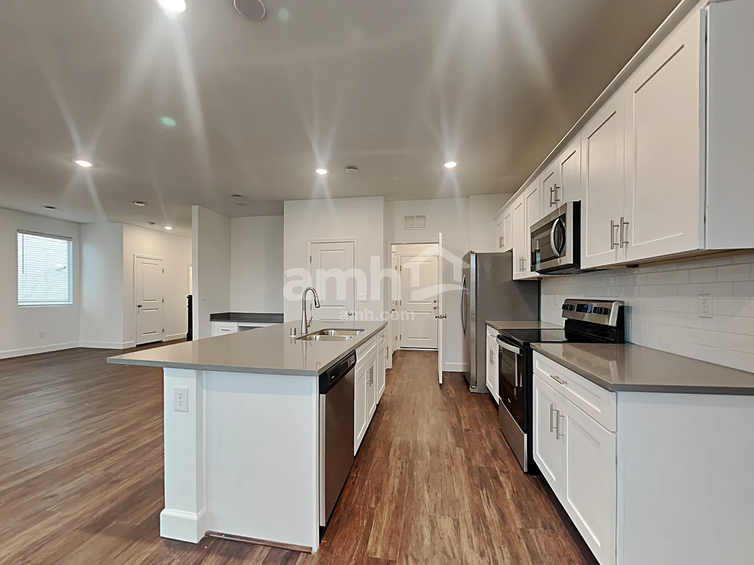 4 bed, 2.5 bath, 2209 sqft, $2,465 — Photo 3