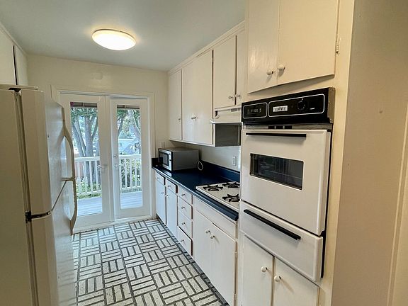 2nd image of 955 Elizabeth St