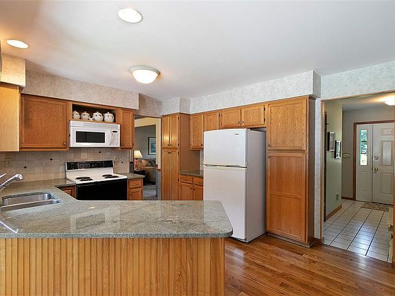 4th image of 54 Lori Dr