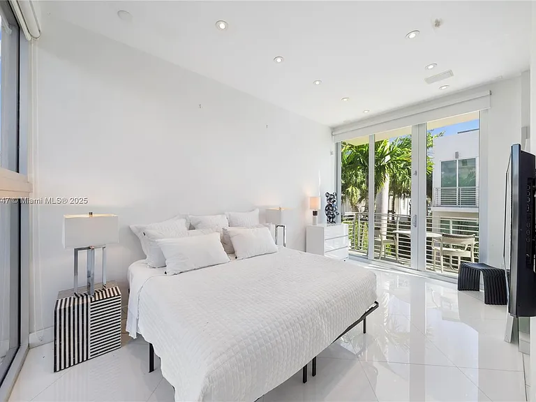 227 E Dilido Dr — Photo 69
