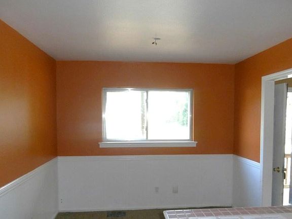 4th image of 555 Karen Dr