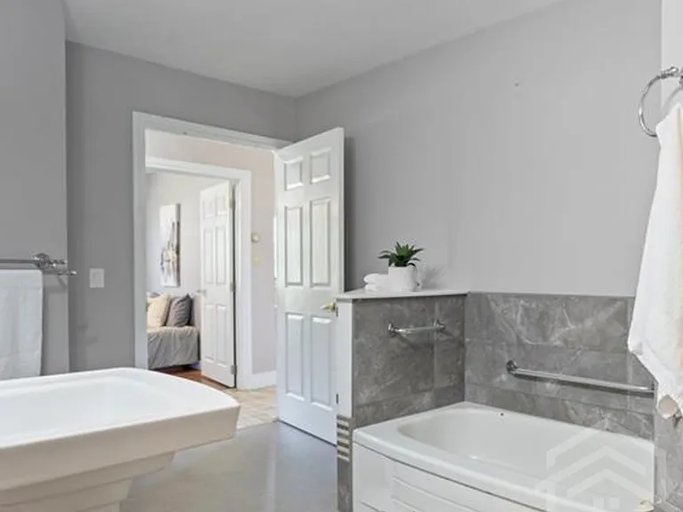329 Main St W — Photo 10