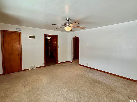 5th image of 446 Lawrence Ave