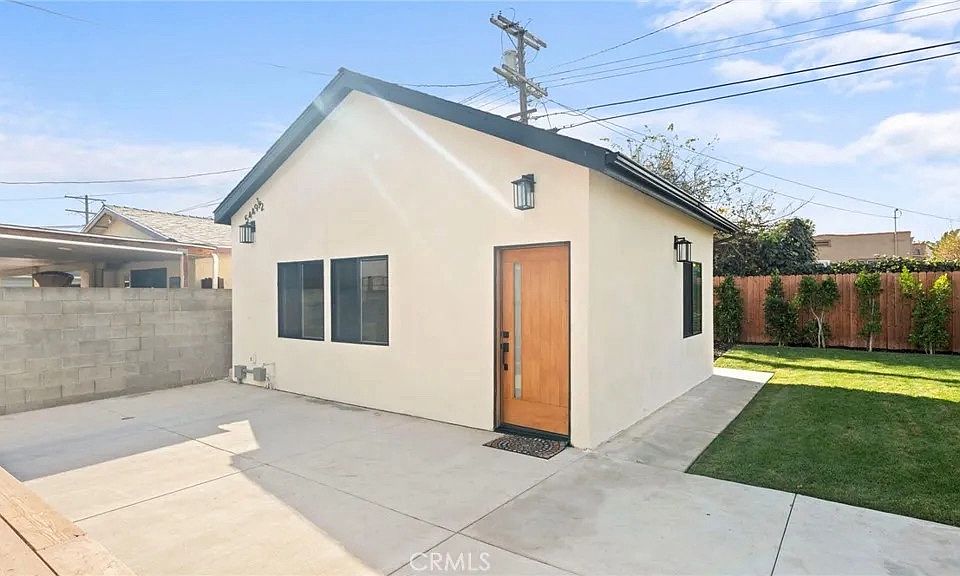 1st image of 5449 S Victoria Ave #1/2