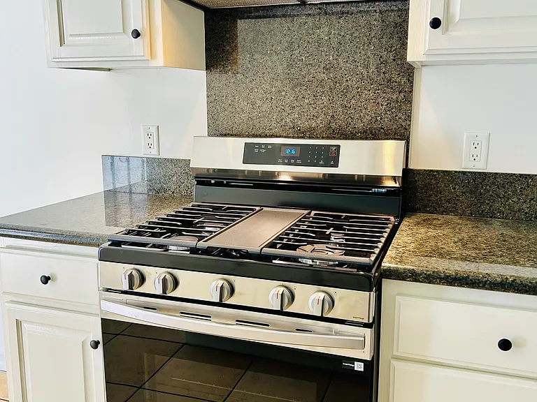1214 W Victory Blvd — Photo 23
