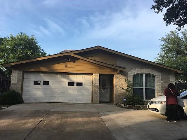 909 Shenandoah Dr — Photo 1