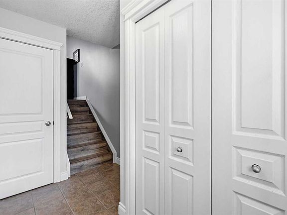 3rd image of 4 W Cougar Ridge Mews SW