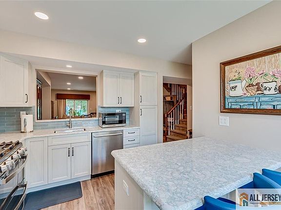 5th image of 254 Teasdale Pl