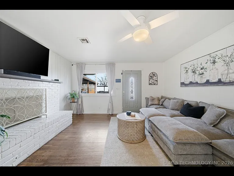 318 E Maple St — Photo 16