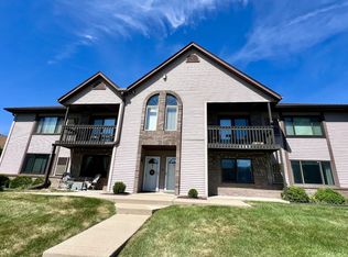 1343 Meadowcreek Dr APT H, Pewaukee, WI 53072