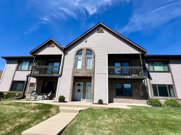 1343 Meadowcreek DRIVE #H, Pewaukee, WI 53072