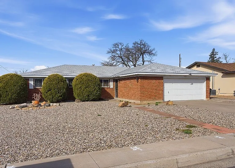 4305 Andrew Dr NE — Photo 1
